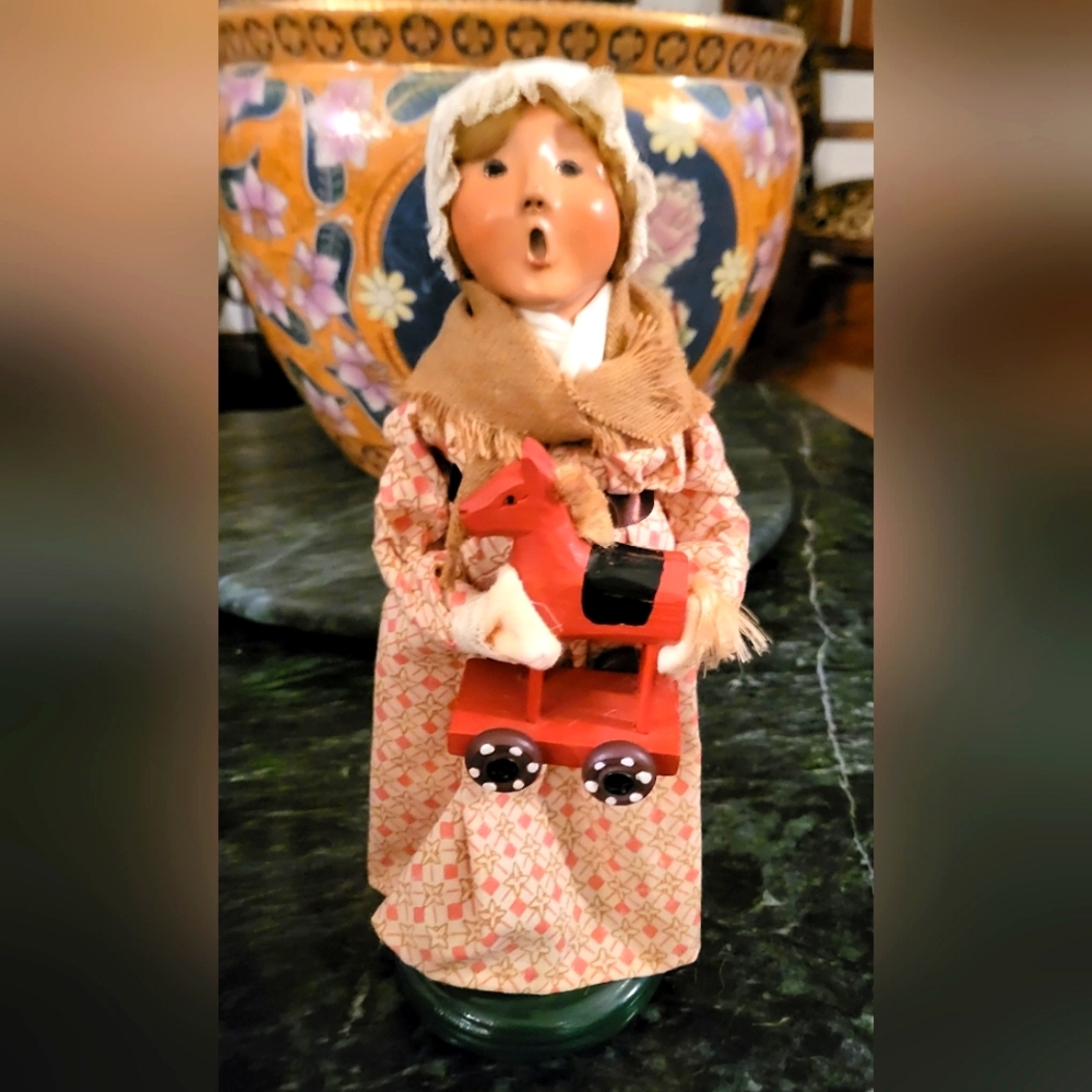 Byers Choice Williamsburg Caroler